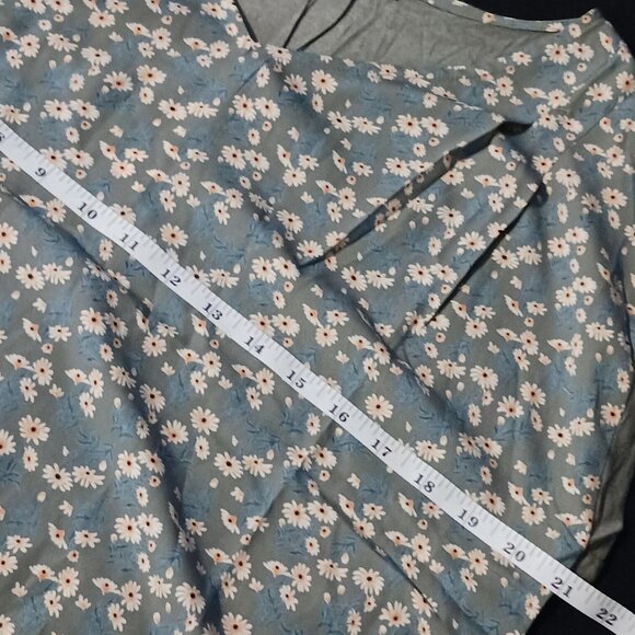 NEW Papermoon Floral V-neck Pleated Blouse, Faux Button-up Back Green M - Picture 9 of 10